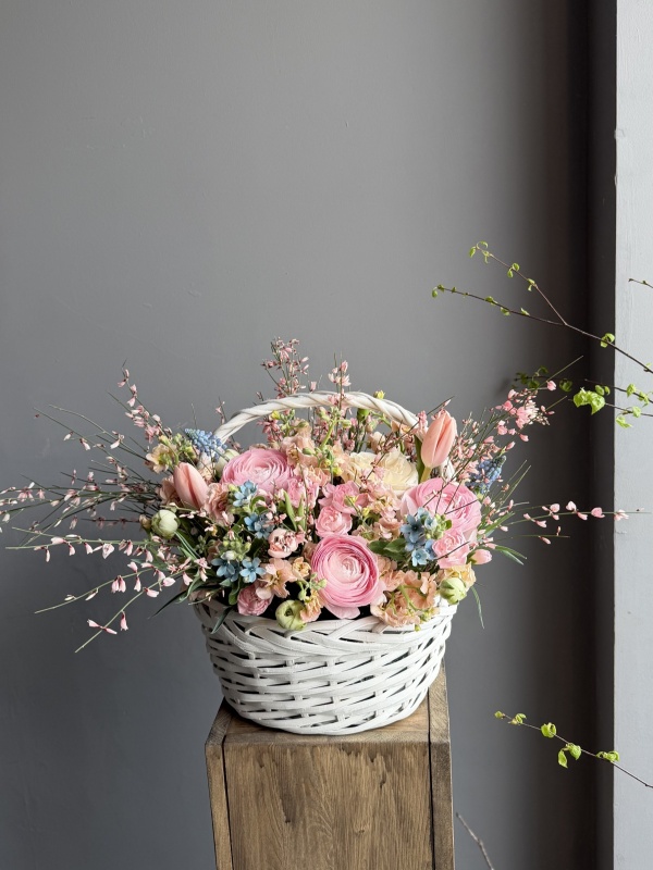 Корзина с весенними цветами