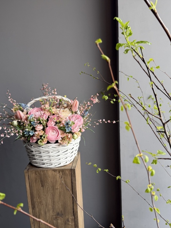 Корзина с весенними цветами