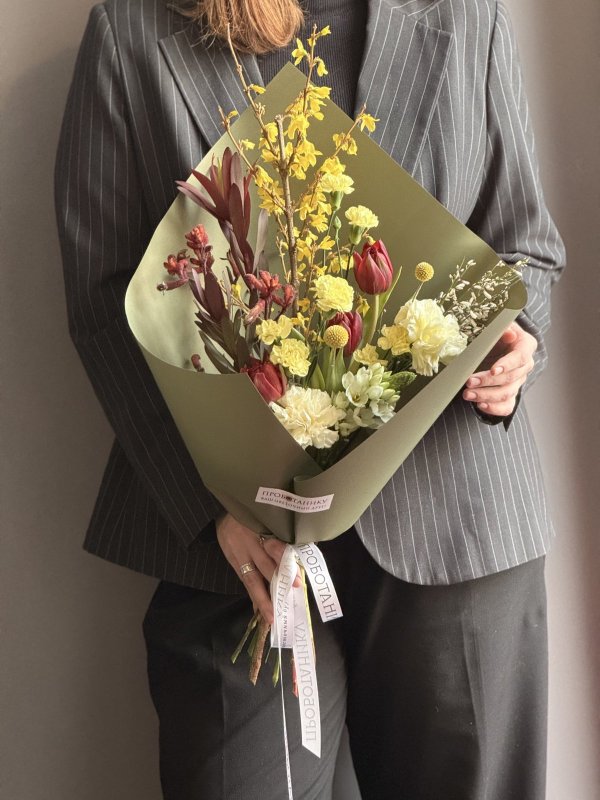 Букет с цветущей форзицией