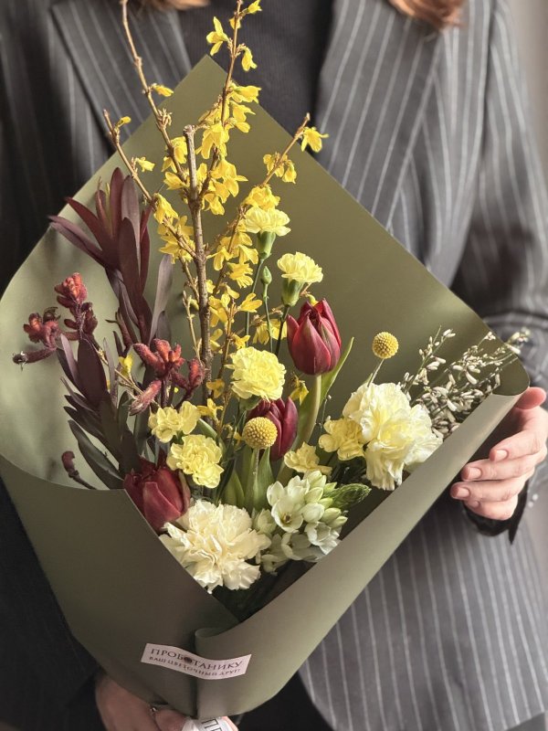 Букет с цветущей форзицией