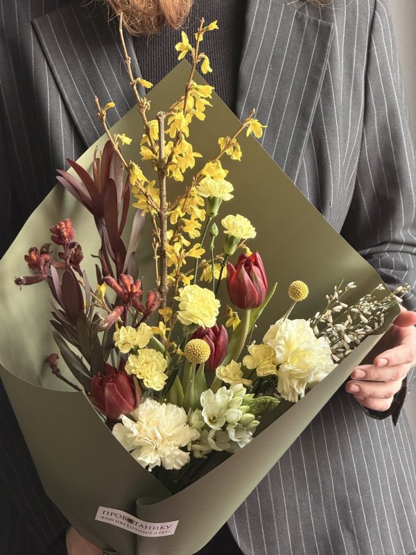 Букет с цветущей форзицией