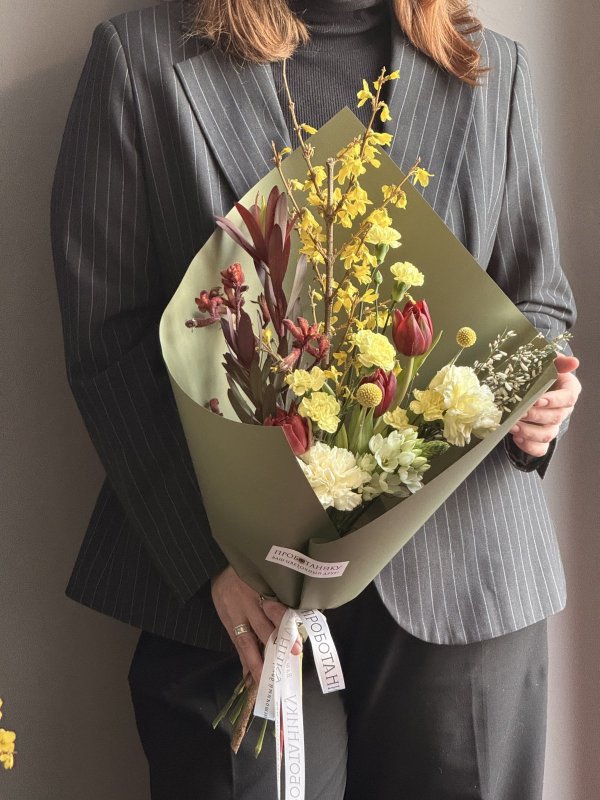 Букет с цветущей форзицией