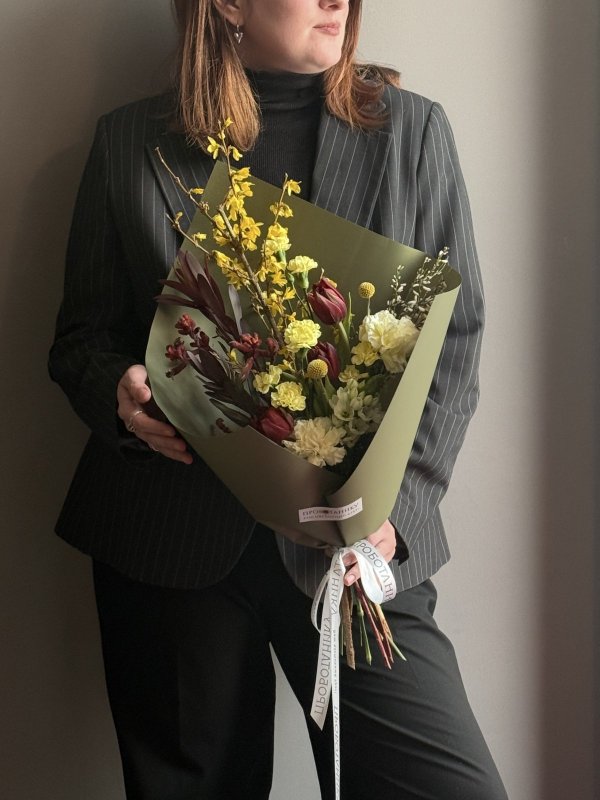 Букет с цветущей форзицией