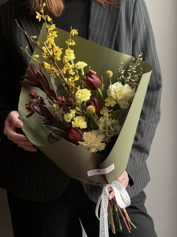 Букет с цветущей форзицией