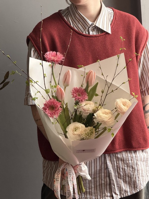 Весенний букет с тюльпанами и ранункулюсами