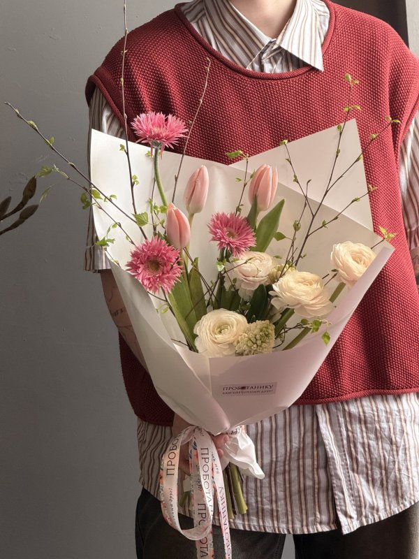 Весенний букет с тюльпанами и ранункулюсами