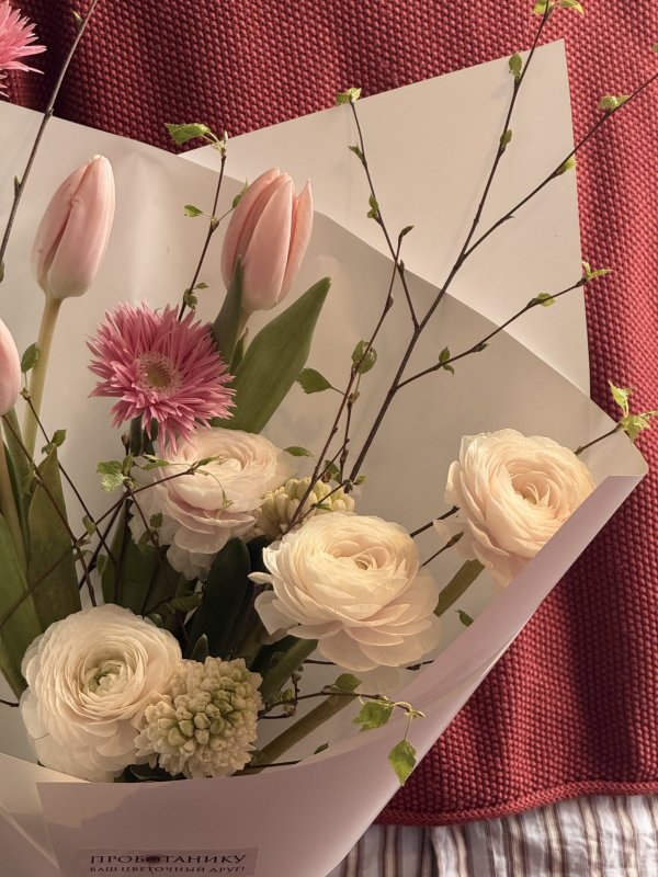 Весенний букет с тюльпанами и ранункулюсами