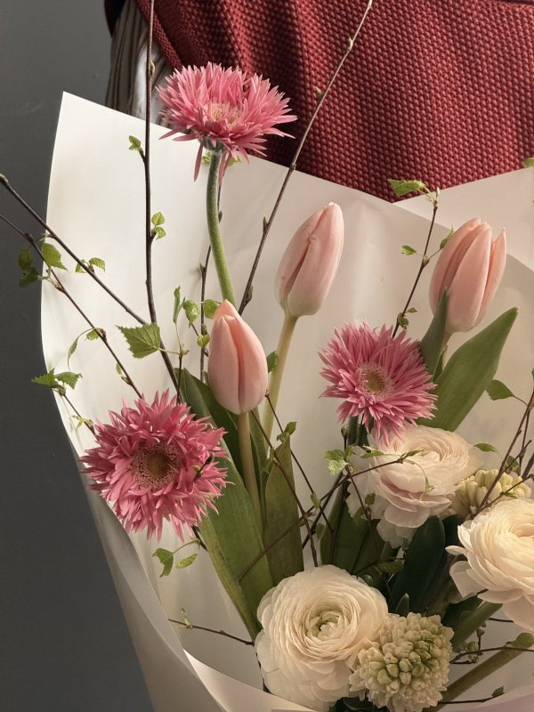 Весенний букет с тюльпанами и ранункулюсами