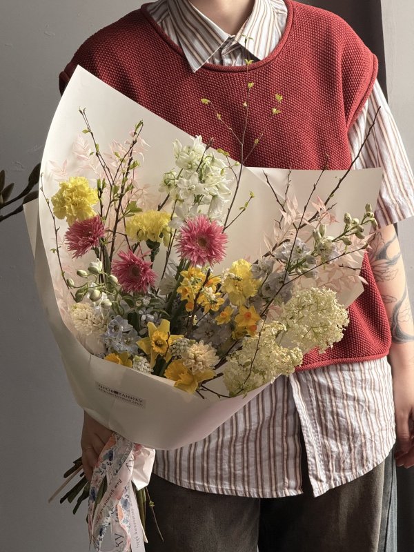 Букет с нарциссами и игольчатыми герберами