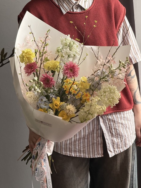 Букет с нарциссами и игольчатыми герберами