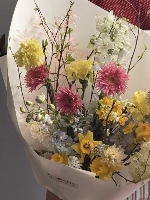 Букет с нарциссами и игольчатыми герберами