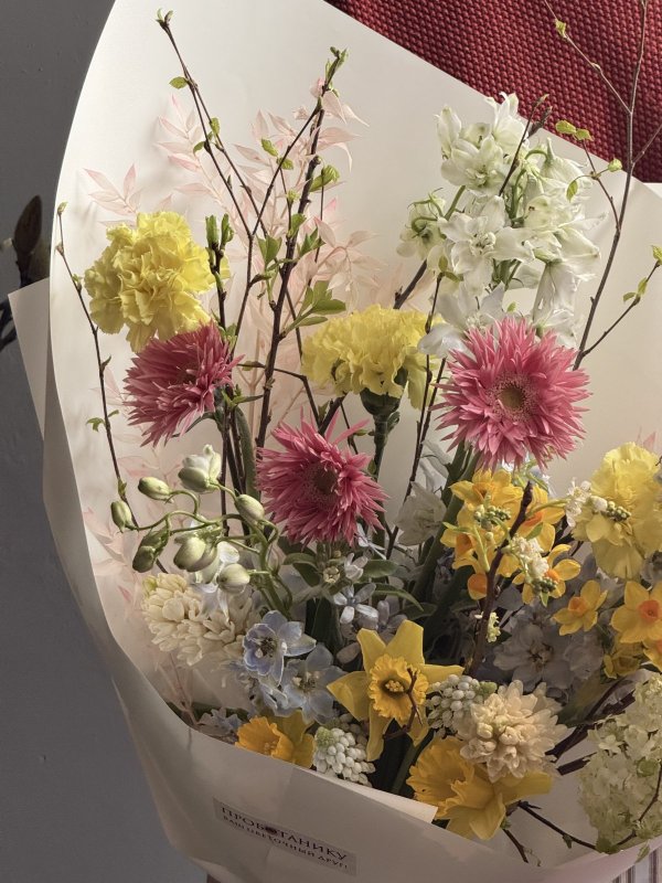 Букет с нарциссами и игольчатыми герберами