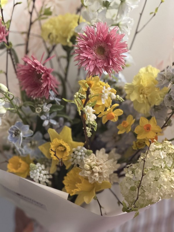 Букет с нарциссами и игольчатыми герберами