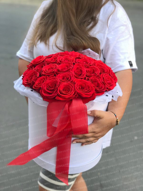 Композиция в большой коробке с розами