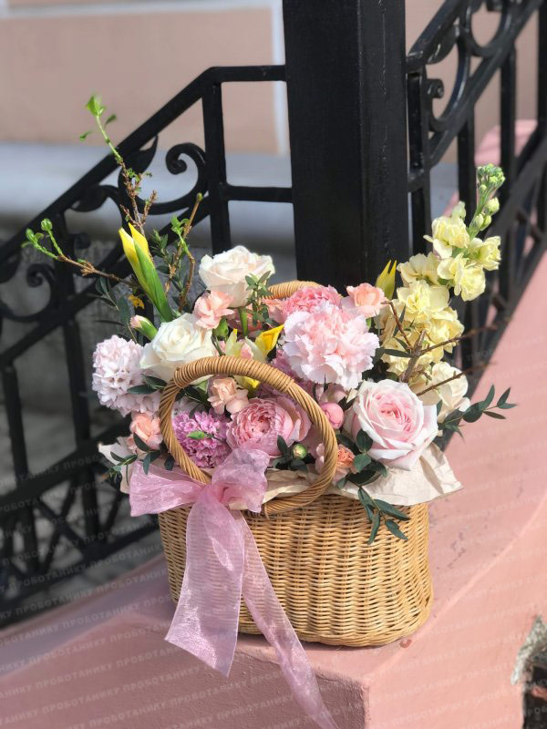 Композиция в корзинке с розами и маттиолой