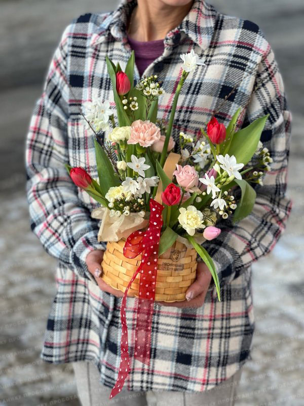 Композиция с тюльпанами и кустовыми нарциссами