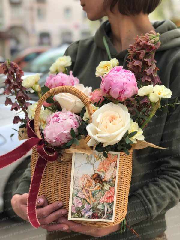 Корзина с пионами и фритиллярией