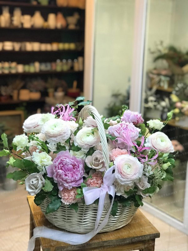 Цветочная корзина с пионами, пионовидными розами и ранункулюсами