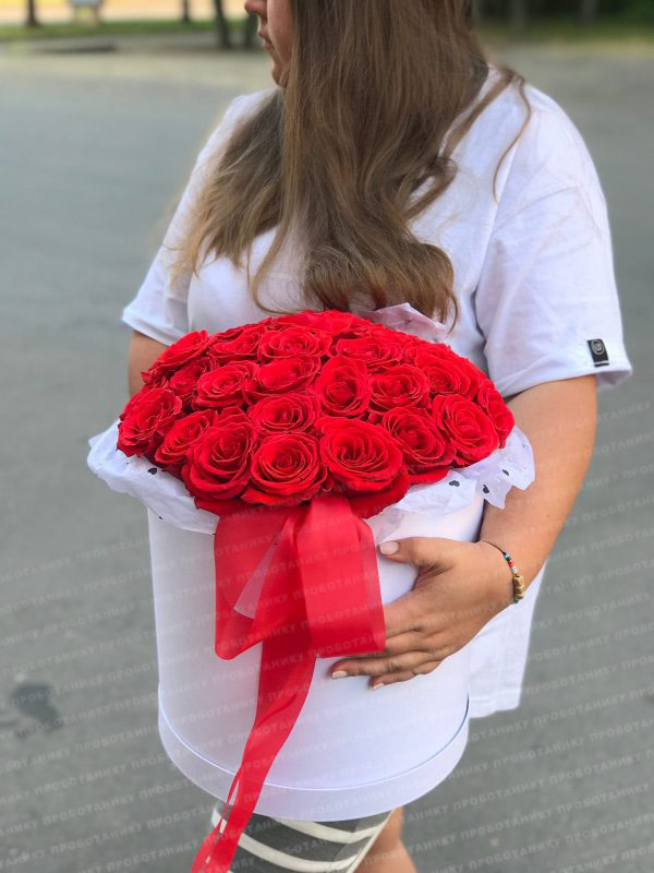 Композиция в большой коробке с розами