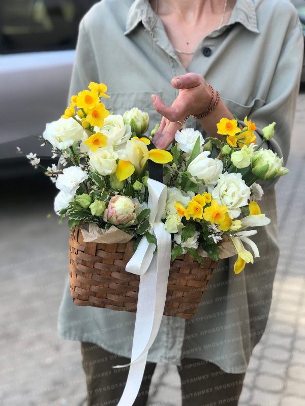 Композиция в корзинке с тюльпанами и нарциссами