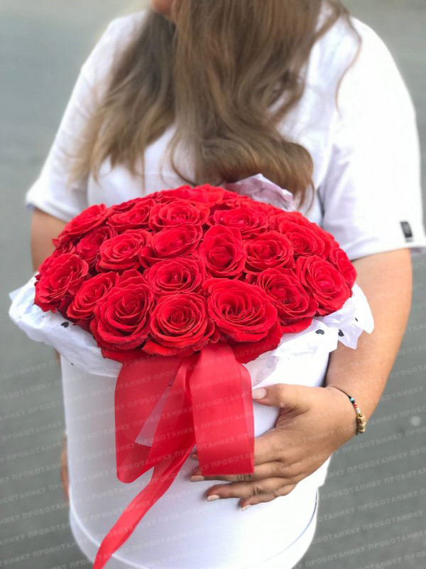 Композиция в большой коробке с розами