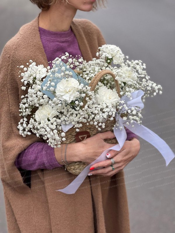 Корзина с белыми гвоздиками и гипсофилой