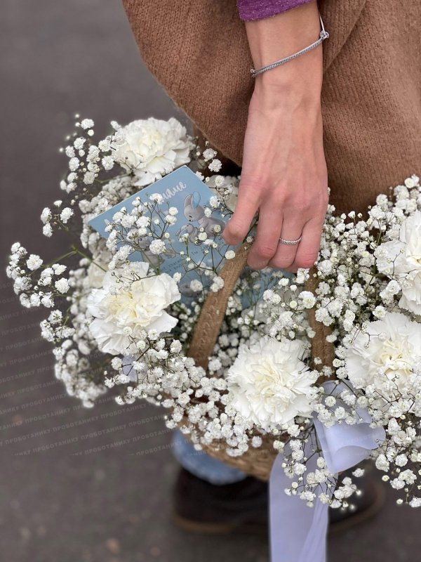 Корзина с белыми гвоздиками и гипсофилой