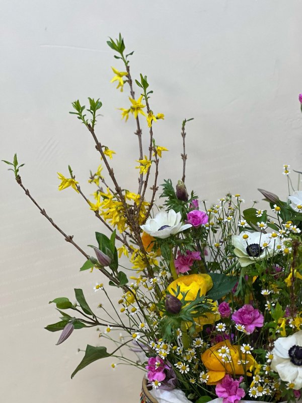 Композиция в интерьерной корзине