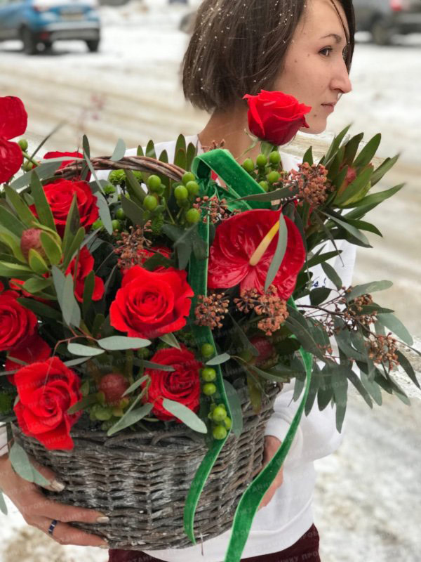 Корзина с красными антуриумами и розами