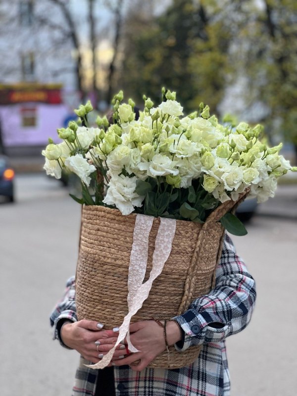 Лизиантус в дизайн-корзине