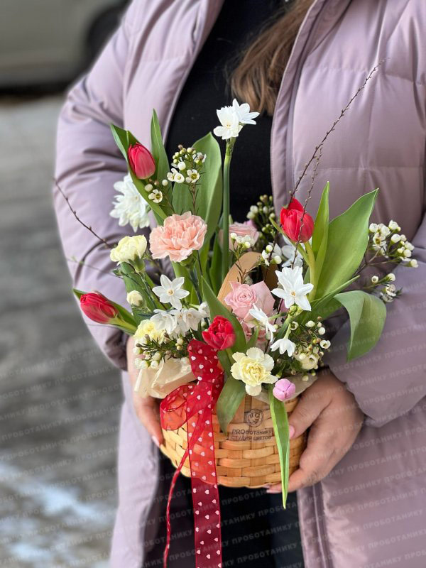 Композиция с тюльпанами и кустовыми нарциссами