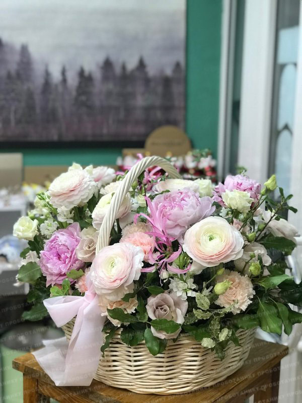 Цветочная корзина с пионами, пионовидными розами и ранункулюсами
