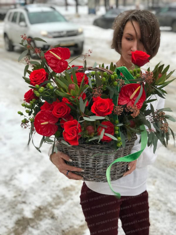 Корзина с красными антуриумами и розами