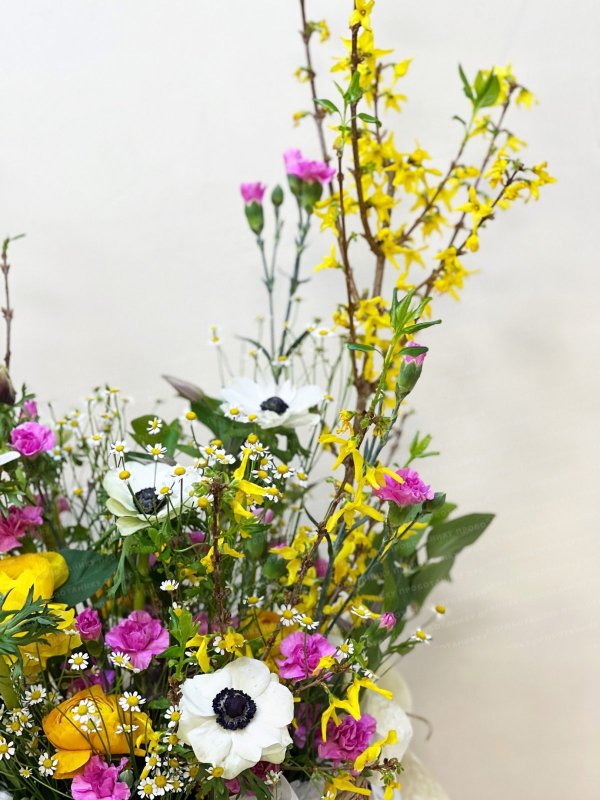 Композиция в интерьерной корзине