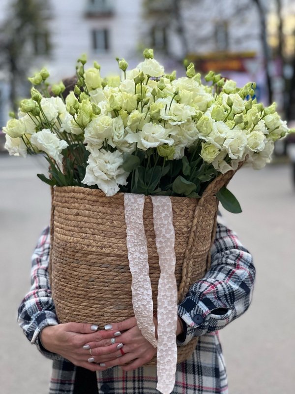 Лизиантус в дизайн-корзине