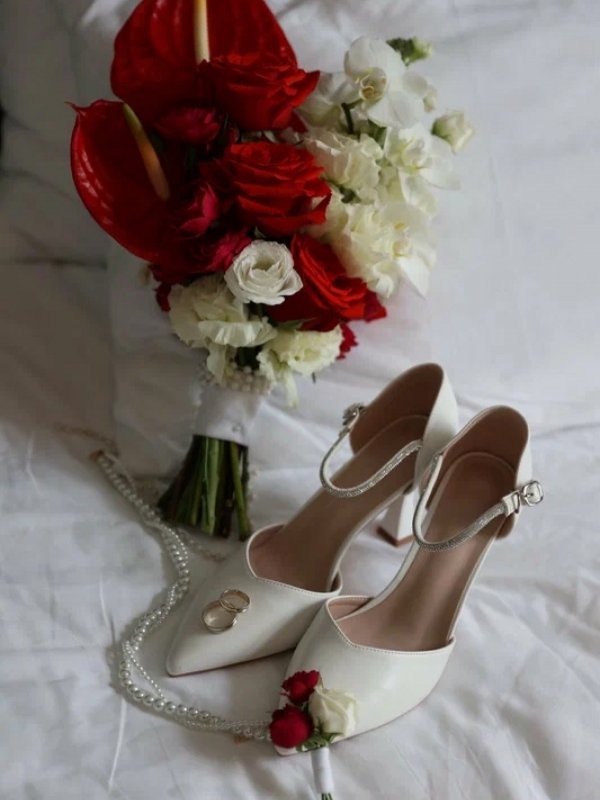 Премиум красно-белый букет невесты