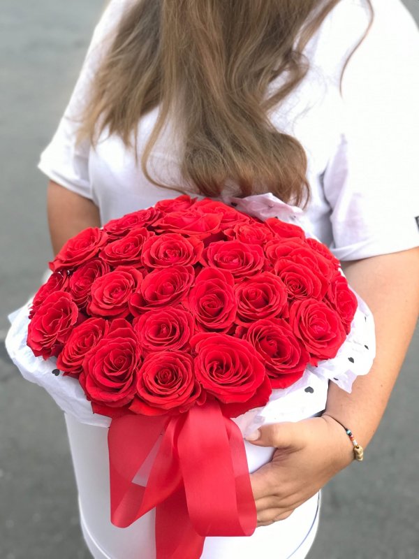 Композиция в большой коробке с розами