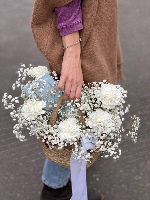 Корзина с белыми гвоздиками и гипсофилой