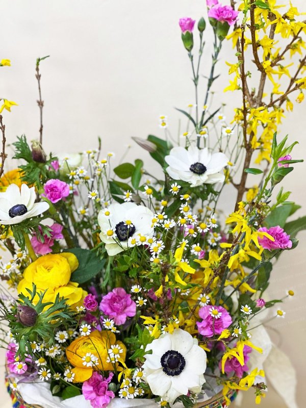 Композиция в интерьерной корзине