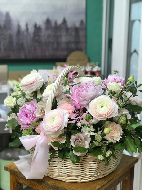 Цветочная корзина с пионами, пионовидными розами и ранункулюсами