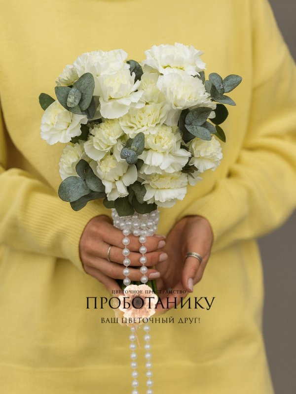 Букет невесты с диантусами и эвкалиптом