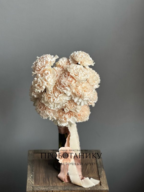 Букет невесты с кремовыми диантусами