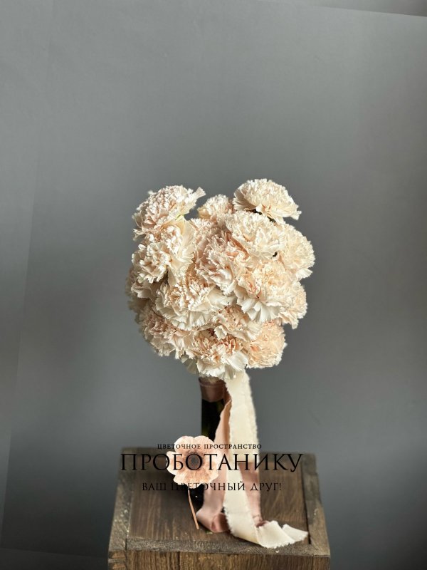 Букет невесты с кремовыми диантусами