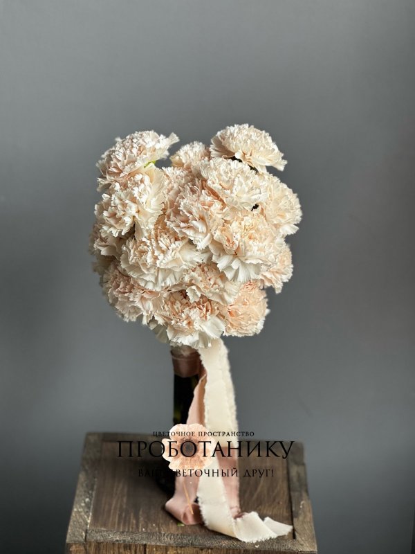 Букет невесты с кремовыми диантусами