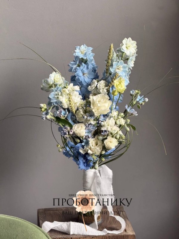 Букет невесты с голубым дельфиниумом