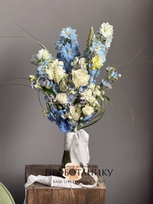Букет невесты с голубым дельфиниумом