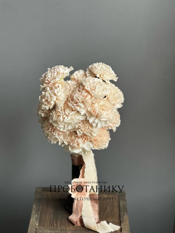 Букет невесты с кремовыми диантусами