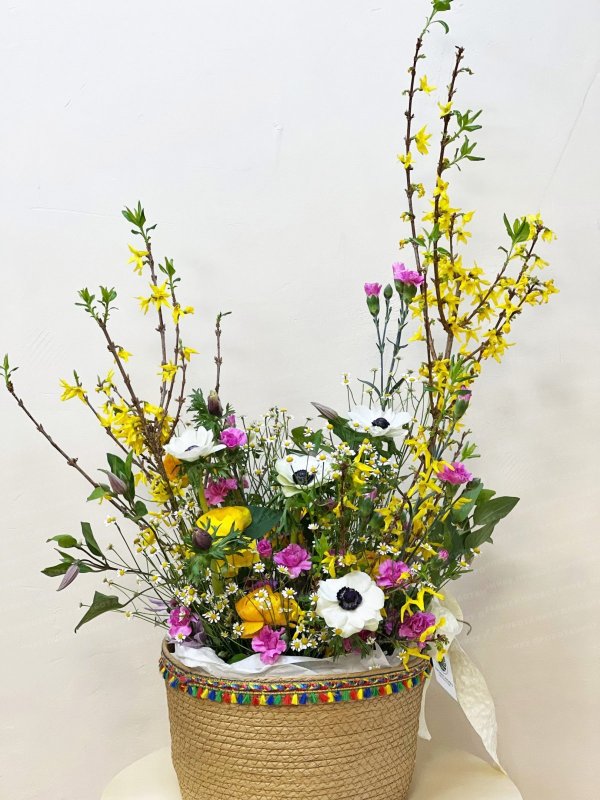 Композиция в интерьерной корзине