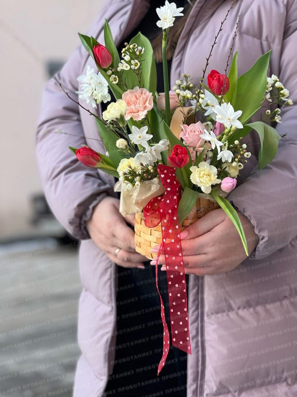 Композиция с тюльпанами и кустовыми нарциссами