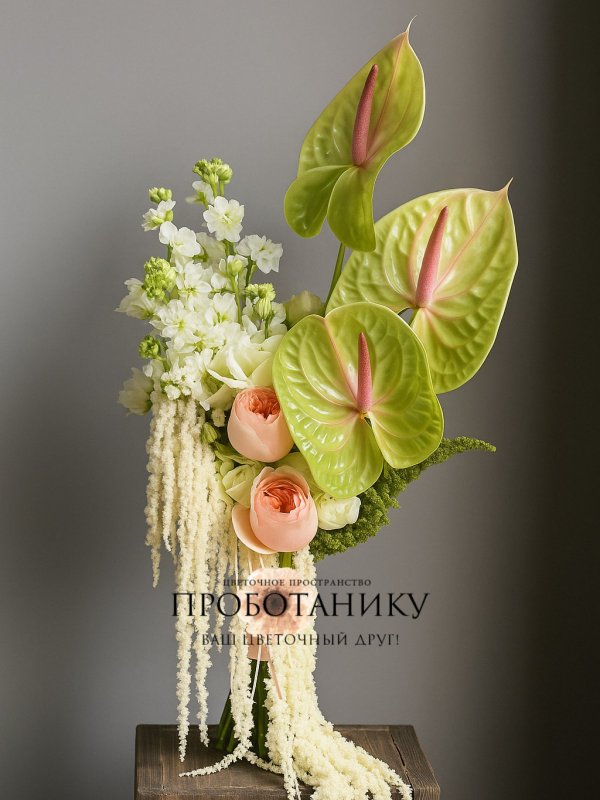 Букет невесты с зелеными антуриумами и амарантом